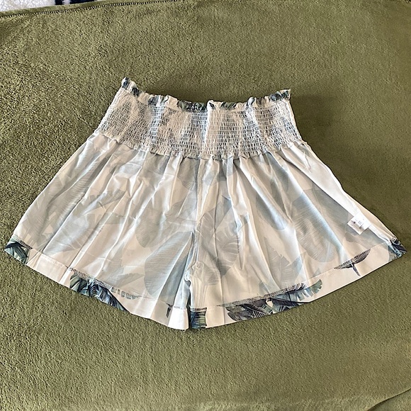 ☀️ Gorgeous Palm Tree Shorts 🌴 - Picture 3 of 4